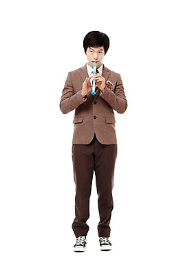 포토 JPG 스튜디오촬영 전신 학생 남자 교복 음악 남학생 포즈 연주 청소년 고등학생 실내 관악기 한명 서기 미소 웃음 누끼 사람 동양인 앞모습 10대 한국인 불기 피리 음악교육 리코더 남자만 남자한명만 십대만 십대남자만 십대남자한명만 국내포토 1 옷 교육 악기 뷰포인트 모션 문화예술 표정 인종 내부 목관악기 파일형식