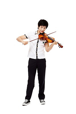 포토 JPG 스튜디오촬영 전신 학생 남자 교복 음악 남학생 포즈 연주 청소년 고등학생 현악기 실내 한명 서기 미소 웃음 누끼 사람 동양인 앞모습 10대 한국인 바이올린 음악교육 남자만 남자한명만 십대만 십대남자만 십대남자한명만 국내포토 1 옷 교육 악기 뷰포인트 모션 문화예술 표정 인종 내부 파일형식