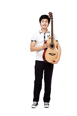 포토 JPG 스튜디오촬영 전신 학생 남자 교복 남학생 포즈 청소년 고등학생 현악기 실내 한명 서기 웃음 들기 누끼 사람 동양인 앞모습 10대 한국인 기타 남자만 남자한명만 십대만 십대남자만 십대남자한명만 국내포토 1 옷 악기 뷰포인트 모션 표정 인종 내부 파일형식