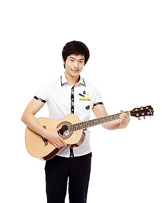 포토 JPG 스튜디오촬영 학생 남자 교복 남학생 포즈 연주 청소년 고등학생 현악기 실내 한명 서기 웃음 들기 누끼 사람 동양인 앞모습 10대 한국인 기타 남자만 남자한명만 십대만 십대남자만 십대남자한명만 국내포토 1 옷 악기 음악 뷰포인트 모션 표정 인종 내부 파일형식