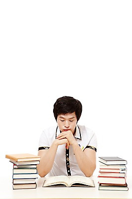 포토 JPG 스튜디오촬영 학생 응시 남자 교복 남학생 포즈 의자 청소년 고등학생 실내 한명 미소 웃음 누끼 사람 앉기 동양인 상반신 앞모습 10대 책 독서 쌓기 턱괴기 한국인 책상 교과서 남자만 남자한명만 십대만 십대남자만 십대남자한명만 국내포토 1 시선 옷 뷰포인트 가구 모션 교재 표정 인종 내부 파일형식