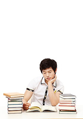 포토 JPG 스튜디오촬영 학생 응시 남자 교복 남학생 포즈 의자 청소년 고등학생 실내 한명 미소 웃음 누끼 사람 앉기 동양인 상반신 앞모습 10대 책 독서 쌓기 턱괴기 한국인 책상 교과서 남자만 남자한명만 십대만 십대남자만 십대남자한명만 국내포토 1 시선 옷 뷰포인트 가구 모션 교재 표정 인종 내부 파일형식