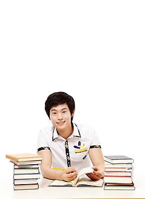 포토 JPG 스튜디오촬영 학생 남자 교복 남학생 포즈 의자 청소년 고등학생 실내 한명 미소 웃음 누끼 사람 앉기 동양인 상반신 앞모습 10대 책 독서 필기구 연필 쌓기 한국인 책상 교과서 남자만 남자한명만 십대만 십대남자만 십대남자한명만 국내포토 1 옷 뷰포인트 가구 모션 문구용품 학용품 교재 표정 인종 내부 파일형식