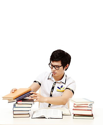 포토 JPG 스튜디오촬영 학생 응시 남자 교복 남학생 포즈 의자 청소년 고등학생 실내 한명 누끼 사람 앉기 동양인 상반신 10대 책 독서 쌓기 한국인 책상 교과서 남자만 남자한명만 십대만 십대남자만 십대남자한명만 국내포토 1 시선 옷 가구 모션 교재 인종 내부 파일형식