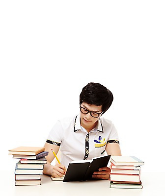 포토 JPG 스튜디오촬영 학생 응시 남자 교복 남학생 포즈 의자 청소년 고등학생 실내 한명 누끼 사람 앉기 동양인 상반신 앞모습 10대 책 독서 필기구 연필 쌓기 한국인 책상 교과서 남자만 남자한명만 십대만 십대남자만 십대남자한명만 국내포토 1 시선 옷 뷰포인트 가구 모션 문구용품 학용품 교재 인종 내부 파일형식