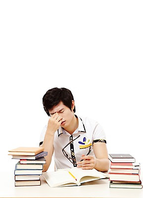 포토 JPG 스튜디오촬영 학생 응시 남자 교복 남학생 포즈 의자 청소년 고등학생 실내 피곤 한명 누끼 사람 앉기 동양인 상반신 앞모습 10대 책 독서 필기구 연필 쌓기 한국인 책상 교과서 남자만 남자한명만 십대만 십대남자만 십대남자한명만 국내포토 1 시선 옷 뷰포인트 가구 컨셉 모션 문구용품 학용품 교재 인종 내부 파일형식