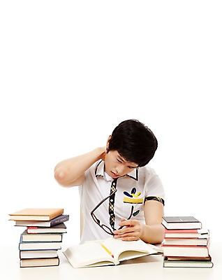 포토 JPG 스튜디오촬영 학생 응시 남자 교복 남학생 포즈 의자 청소년 고등학생 실내 피곤 고개숙이기 한명 누끼 사람 앉기 동양인 상반신 10대 책 독서 필기구 연필 손들기 쌓기 한국인 책상 교과서 남자만 남자한명만 십대만 십대남자만 십대남자한명만 국내포토 1 시선 옷 가구 컨셉 모션 문구용품 학용품 교재 숙이기 인종 내부 파일형식