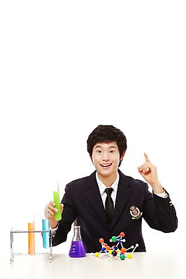 포토 JPG 스튜디오촬영 1 학생 남자 교복 남학생 과학 포즈 의자 청소년 고등학생 실내 실험기구 실험 한명 미소 웃음 들기 누끼 사람 앉기 동양인 상반신 앞모습 10대 한국인 검지손가락 가리킴 책상 시험관 교구 삼각플라스크 과학교육 실습 한가지 남자만 남자한명만 십대만 십대남자만 십대남자한명만 국내포토 옷 교육 뷰포인트 가구 손가락 모션 표정 인종 손짓 내부 플라스크 파일형식