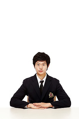 포토 JPG 스튜디오촬영 학생 남자 교복 남학생 포즈 의자 청소년 고등학생 실내 한명 미소 웃음 누끼 사람 앉기 동양인 상반신 앞모습 10대 한국인 책상 남자만 남자한명만 십대만 십대남자만 십대남자한명만 국내포토 1 옷 뷰포인트 가구 모션 표정 인종 내부 파일형식