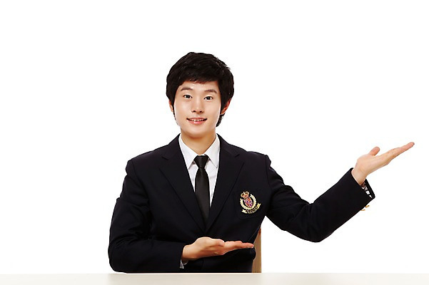 포토 JPG 스튜디오촬영 학생 남자 교복 남학생 포즈 의자 청소년 고등학생 실내 한명 미소 웃음 누끼 사람 앉기 동양인 손짓 상반신 앞모습 10대 한국인 책상 남자만 남자한명만 십대만 십대남자만 십대남자한명만 국내포토 1 옷 뷰포인트 가구 모션 표정 인종 내부 파일형식