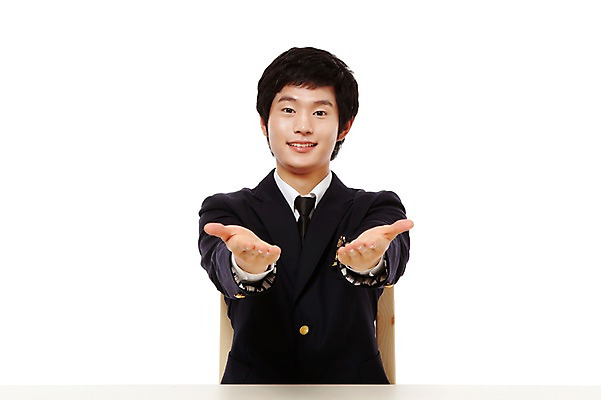 포토 JPG 스튜디오촬영 학생 남자 교복 남학생 포즈 의자 청소년 고등학생 실내 한명 미소 웃음 누끼 사람 앉기 동양인 손짓 상반신 앞모습 10대 한국인 책상 남자만 남자한명만 십대만 십대남자만 십대남자한명만 국내포토 1 옷 뷰포인트 가구 모션 표정 인종 내부 파일형식