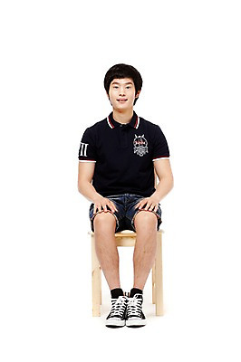 포토 JPG 스튜디오촬영 전신 학생 남자 남학생 포즈 운동화 의자 반바지 모션 청소년 고등학생 실내 한명 미소 웃음 누끼 사람 앉기 동양인 앞모습 10대 캐주얼 한국인 스니커즈 남자만 남자한명만 십대만 십대남자만 십대남자한명만 국내포토 1 옷 뷰포인트 가구 신발 바지 표정 인종 내부 파일형식