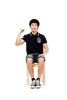 포토 JPG 스튜디오촬영 전신 학생 남자 남학생 포즈 운동화 의자 반바지 모션 청소년 고등학생 실내 한명 미소 웃음 누끼 사람 앉기 동양인 손짓 앞모습 10대 캐주얼 주먹 한국인 스니커즈 남자만 남자한명만 십대만 십대남자만 십대남자한명만 국내포토 1 옷 뷰포인트 가구 신발 바지 표정 인종 내부 파일형식