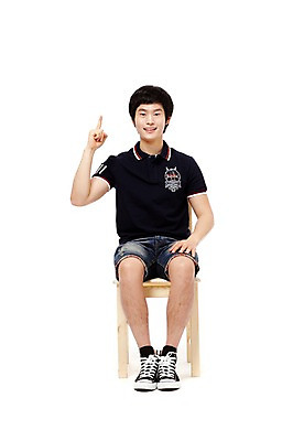 포토 JPG 스튜디오촬영 전신 학생 남자 남학생 포즈 운동화 의자 반바지 모션 청소년 고등학생 실내 한명 미소 웃음 누끼 사람 앉기 동양인 손짓 앞모습 10대 캐주얼 한국인 검지손가락 가리킴 스니커즈 남자만 남자한명만 십대만 십대남자만 십대남자한명만 국내포토 1 옷 뷰포인트 가구 신발 바지 손가락 표정 인종 내부 파일형식