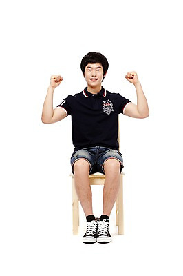 포토 JPG 스튜디오촬영 전신 학생 남자 남학생 포즈 운동화 의자 반바지 모션 청소년 고등학생 실내 한명 미소 웃음 누끼 사람 앉기 동양인 손짓 앞모습 10대 캐주얼 주먹 한국인 스니커즈 남자만 남자한명만 십대만 십대남자만 십대남자한명만 국내포토 1 옷 뷰포인트 가구 신발 바지 표정 인종 내부 파일형식