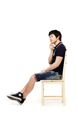 포토 JPG 스튜디오촬영 전신 학생 응시 남자 남학생 포즈 운동화 생각 의자 반바지 모션 청소년 고등학생 실내 한명 누끼 사람 앉기 동양인 옆모습 10대 캐주얼 한국인 스니커즈 고민 남자만 남자한명만 십대만 십대남자만 십대남자한명만 국내포토 1 시선 옷 감정 뷰포인트 가구 신발 바지 인종 내부 파일형식