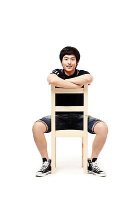 포토 JPG 스튜디오촬영 전신 학생 남자 남학생 포즈 운동화 의자 반바지 모션 청소년 고등학생 실내 한명 미소 웃음 누끼 사람 앉기 동양인 앞모습 10대 캐주얼 한국인 스니커즈 남자만 남자한명만 십대만 십대남자만 십대남자한명만 국내포토 1 옷 뷰포인트 가구 신발 바지 표정 인종 내부 파일형식