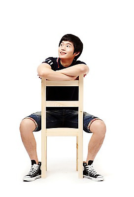 포토 JPG 스튜디오촬영 전신 학생 응시 남자 남학생 포즈 운동화 의자 반바지 청소년 고등학생 실내 한명 웃음 누끼 사람 앉기 동양인 앞모습 10대 캐주얼 한국인 올려보기 스니커즈 남자만 남자한명만 십대만 십대남자만 십대남자한명만 국내포토 1 시선 옷 뷰포인트 가구 신발 바지 모션 표정 인종 내부 파일형식