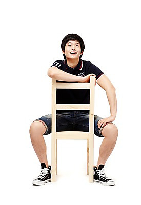 포토 JPG 스튜디오촬영 전신 학생 응시 남자 남학생 포즈 운동화 의자 반바지 청소년 고등학생 실내 한명 웃음 누끼 사람 앉기 동양인 앞모습 10대 캐주얼 한국인 올려보기 스니커즈 남자만 남자한명만 십대만 십대남자만 십대남자한명만 국내포토 1 시선 옷 뷰포인트 가구 신발 바지 모션 표정 인종 내부 파일형식