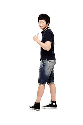 포토 JPG 스튜디오촬영 전신 학생 남자 남학생 포즈 운동화 반바지 모션 청소년 고등학생 실내 한명 서기 웃음 누끼 사람 동양인 손짓 옆모습 10대 캐주얼 한국인 엄지손가락 최고 스니커즈 만족 남자만 남자한명만 십대만 십대남자만 십대남자한명만 국내포토 1 옷 감정 뷰포인트 신발 바지 손가락 표정 인종 내부 파일형식