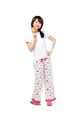 포토 JPG 스튜디오촬영 전신 학생 우먼라이프 라이프스타일 긴머리 여학생 여자 포즈 모션 청소년 고등학생 아침 실내 실내화 한명 서기 미소 웃음 들기 누끼 사람 동양인 라이프 앞모습 10대 뷰티 잠옷 한국인 기상 머리빗 헤어용품 여자만 여자한명만 십대만 십대여자만 십대여자한명만 국내포토 주간 1 헤어스타일 옷 뷰포인트 신발 표정 인종 내부 생활 미용용품 파일형식 자연요소 오브젝트
