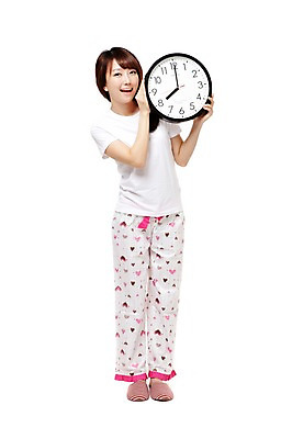 포토 JPG 스튜디오촬영 전신 학생 우먼라이프 라이프스타일 긴머리 여학생 여자 시계 포즈 모션 청소년 고등학생 아침 실내 실내화 한명 서기 미소 웃음 들기 누끼 사람 동양인 라이프 앞모습 10대 잠옷 한국인 기상 시간 여자만 여자한명만 십대만 십대여자만 십대여자한명만 국내포토 주간 1 헤어스타일 옷 뷰포인트 신발 표정 인종 내부 생활 파일형식 자연요소