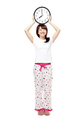 포토 JPG 스튜디오촬영 전신 학생 우먼라이프 라이프스타일 긴머리 여학생 여자 시계 포즈 모션 청소년 고등학생 아침 실내 실내화 한명 서기 미소 웃음 들기 누끼 사람 동양인 라이프 앞모습 10대 눈감음 잠옷 한국인 기상 시간 머리위 여자만 여자한명만 십대만 십대여자만 십대여자한명만 국내포토 주간 1 헤어스타일 옷 뷰포인트 신발 표정 인종 내부 생활 파일형식 자연요소