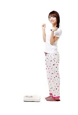 포토 JPG 스튜디오촬영 전신 학생 우먼라이프 라이프스타일 긴머리 여학생 여자 포즈 몸매관리 다이어트 모션 청소년 고등학생 아침 실내 건강 실내화 한명 서기 미소 웃음 누끼 사람 동양인 손짓 라이프 옆모습 10대 잠옷 한국인 기상 몸무게 체중계 여자만 여자한명만 십대만 십대여자만 십대여자한명만 국내포토 주간 1 헤어스타일 옷 뷰포인트 신발 표정 인종 내부 생활 파일형식 자연요소