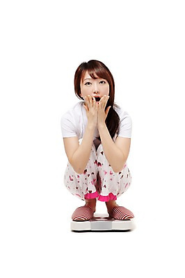 포토 JPG 스튜디오촬영 전신 학생 우먼라이프 라이프스타일 긴머리 여학생 여자 포즈 몸매관리 다이어트 모션 청소년 고등학생 아침 실내 건강 실내화 한명 누끼 사람 앉기 동양인 손짓 라이프 앞모습 10대 놀람 잠옷 한국인 기상 몸무게 체중계 여자만 여자한명만 십대만 십대여자만 십대여자한명만 국내포토 주간 1 헤어스타일 옷 감정 뷰포인트 신발 표정 인종 내부 생활 파일형식 자연요소