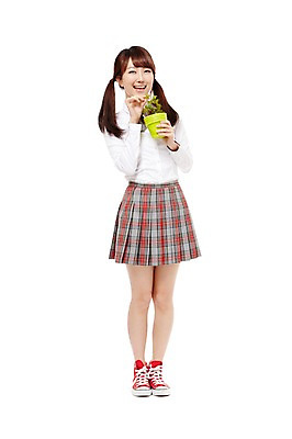 포토 JPG 스튜디오촬영 전신 식물 학생 여학생 여자 교복 화분 포즈 청소년 양갈래머리 고등학생 실내 한명 서기 미소 웃음 들기 누끼 사람 동양인 앞모습 10대 한국인 원예 여자만 여자한명만 십대만 십대여자만 십대여자한명만 국내포토 1 헤어스타일 옷 뷰포인트 모션 표정 인종 취미 내부 파일형식