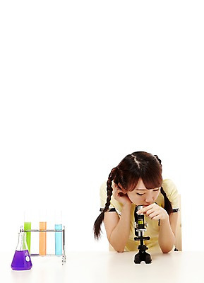 포토 JPG 스튜디오촬영 학생 응시 여학생 여자 교복 과학 포즈 의자 청소년 양갈래머리 고등학생 실내 현미경 실험기구 실험 고개숙이기 한명 미소 웃음 누끼 사람 앉기 동양인 상반신 앞모습 10대 한국인 책상 시험관 삼각플라스크 과학교육 실습 여자만 여자한명만 십대만 십대여자만 십대여자한명만 국내포토 1 헤어스타일 시선 옷 교육 뷰포인트 가구 모션 표정 숙이기 인종 내부 플라스크 파일형식