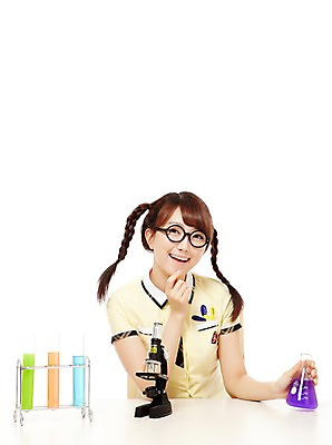 포토 JPG 스튜디오촬영 학생 여학생 여자 교복 과학 포즈 의자 청소년 양갈래머리 고등학생 실내 현미경 실험기구 실험 한명 미소 웃음 누끼 사람 앉기 동양인 상반신 앞모습 10대 턱괴기 한국인 검지손가락 책상 시험관 삼각플라스크 과학교육 실습 여자만 여자한명만 십대만 십대여자만 십대여자한명만 국내포토 1 헤어스타일 옷 교육 뷰포인트 가구 손가락 모션 표정 인종 내부 플라스크 파일형식