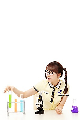 포토 JPG 스튜디오촬영 학생 응시 여학생 여자 교복 과학 포즈 의자 청소년 양갈래머리 고등학생 실내 현미경 실험기구 실험 한명 미소 웃음 들기 누끼 사람 앉기 동양인 상반신 앞모습 10대 한국인 책상 시험관 삼각플라스크 과학교육 실습 여자만 여자한명만 십대만 십대여자만 십대여자한명만 국내포토 1 헤어스타일 시선 옷 교육 뷰포인트 가구 모션 표정 인종 내부 플라스크 파일형식