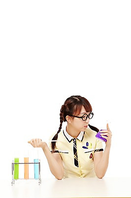 포토 JPG 스튜디오촬영 학생 응시 여학생 여자 교복 과학 포즈 의자 청소년 양갈래머리 고등학생 실내 실험기구 실험 한명 미소 웃음 들기 누끼 사람 앉기 동양인 상반신 앞모습 10대 한국인 스포이트 책상 시험관 삼각플라스크 과학교육 실습 여자만 여자한명만 십대만 십대여자만 십대여자한명만 국내포토 1 헤어스타일 시선 옷 교육 뷰포인트 가구 모션 표정 인종 내부 플라스크 피펫 파일형식