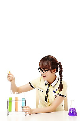 포토 JPG 스튜디오촬영 학생 응시 여학생 여자 교복 과학 포즈 의자 청소년 양갈래머리 고등학생 실내 실험기구 실험 한명 미소 웃음 들기 누끼 사람 앉기 동양인 상반신 앞모습 10대 한국인 스포이트 책상 시험관 삼각플라스크 과학교육 실습 여자만 여자한명만 십대만 십대여자만 십대여자한명만 국내포토 1 헤어스타일 시선 옷 교육 뷰포인트 가구 모션 표정 인종 내부 플라스크 피펫 파일형식