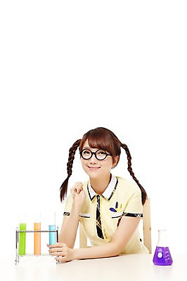 포토 JPG 스튜디오촬영 학생 여학생 여자 교복 과학 포즈 의자 청소년 양갈래머리 고등학생 실내 실험기구 실험 한명 미소 웃음 들기 누끼 사람 앉기 동양인 상반신 앞모습 10대 한국인 책상 시험관 삼각플라스크 과학교육 실습 여자만 여자한명만 십대만 십대여자만 십대여자한명만 국내포토 1 헤어스타일 옷 교육 뷰포인트 가구 모션 표정 인종 내부 플라스크 파일형식