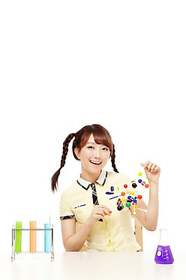 포토 JPG 스튜디오촬영 학생 여학생 여자 교복 과학 포즈 의자 청소년 양갈래머리 고등학생 실내 실험기구 실험 한명 미소 웃음 들기 누끼 사람 앉기 동양인 상반신 앞모습 10대 한국인 책상 시험관 교구 삼각플라스크 과학교육 실습 여자만 여자한명만 십대만 십대여자만 십대여자한명만 국내포토 1 헤어스타일 옷 교육 뷰포인트 가구 모션 표정 인종 내부 플라스크 파일형식