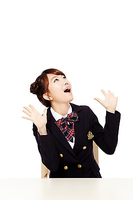 포토 JPG 스튜디오촬영 학생 응시 여학생 여자 교복 포즈 의자 청소년 고등학생 실내 손바닥 입벌림 한명 미소 웃음 누끼 사람 앉기 동양인 손짓 상반신 앞모습 10대 놀람 한국인 책상 여자만 여자한명만 십대만 십대여자만 십대여자한명만 국내포토 1 손 시선 옷 감정 뷰포인트 가구 모션 표정 인종 내부 파일형식