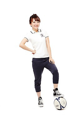 포토 JPG 스튜디오촬영 전신 학생 라이프스타일 여학생 여자 스포츠 허리손 포즈 운동화 축구공 공 모션 청소년 고등학생 실내 건강 한명 서기 미소 웃음 누끼 사람 동양인 라이프 앞모습 10대 운동복 운동 축구 한국인 스니커즈 생활체육 체육복 밟기 여자만 여자한명만 십대만 십대여자만 십대여자한명만 국내포토 1 옷 뷰포인트 신발 축구용품 표정 인종 내부 생활 구기 체육 파일형식