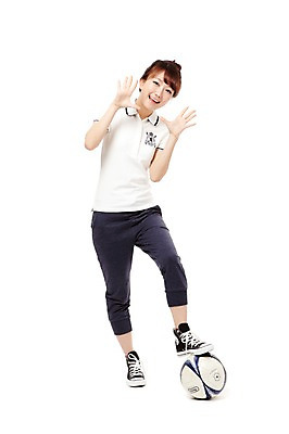 포토 JPG 스튜디오촬영 전신 학생 라이프스타일 여학생 여자 스포츠 포즈 운동화 축구공 공 모션 청소년 고등학생 실내 건강 한명 서기 미소 웃음 누끼 사람 동양인 손짓 라이프 앞모습 10대 운동복 운동 축구 한국인 스니커즈 생활체육 체육복 밟기 여자만 여자한명만 십대만 십대여자만 십대여자한명만 국내포토 1 옷 뷰포인트 신발 축구용품 표정 인종 내부 생활 구기 체육 파일형식