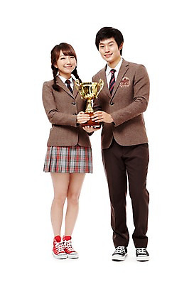 포토 JPG 스튜디오촬영 전신 학생 여학생 여자 남자 교복 남학생 포즈 청소년 양갈래머리 고등학생 실내 서기 웃음 들기 누끼 사람 동양인 두명 앞모습 10대 친구 기쁨 한국인 우승 수상_상을받음 상 트로피 즐거움 십대만 국내포토 헤어스타일 옷 감정 뷰포인트 관계 모션 표정 인종 내부 최고 상_우승 상패 파일형식