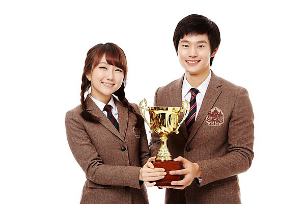 포토 JPG 스튜디오촬영 학생 여학생 여자 남자 교복 남학생 포즈 청소년 양갈래머리 고등학생 실내 서기 웃음 들기 누끼 사람 동양인 상반신 두명 앞모습 10대 친구 한국인 우승 수상_상을받음 상 트로피 십대만 국내포토 헤어스타일 옷 뷰포인트 관계 모션 표정 인종 내부 최고 상_우승 상패 파일형식