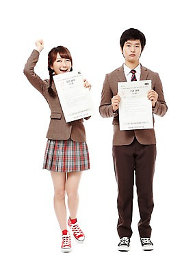 포토 JPG 스튜디오촬영 전신 학생 여학생 여자 남자 교복 종이 남학생 포즈 청소년 양갈래머리 고등학생 실내 서기 미소 웃음 들기 누끼 사람 동양인 두명 앞모습 10대 친구 손들기 시험 한국인 좌절 성적 시험지 점수 에이플러스 F 학점 십대만 국내포토 헤어스타일 알파벳 옷 교육 감정 뷰포인트 컨셉 관계 모션 표정 인종 내부 파일형식