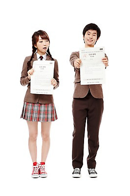 포토 JPG 스튜디오촬영 전신 학생 여학생 여자 남자 교복 종이 남학생 포즈 청소년 양갈래머리 고등학생 실내 서기 미소 웃음 들기 누끼 사람 동양인 두명 앞모습 10대 친구 시험 한국인 좌절 성적 시험지 점수 에이플러스 F 학점 십대만 국내포토 헤어스타일 알파벳 옷 교육 감정 뷰포인트 컨셉 관계 모션 표정 인종 내부 파일형식