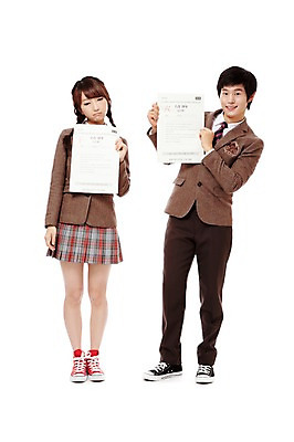 포토 JPG 스튜디오촬영 전신 학생 여학생 여자 남자 교복 종이 남학생 포즈 청소년 양갈래머리 고등학생 실내 서기 미소 웃음 들기 누끼 사람 동양인 두명 앞모습 10대 친구 시험 한국인 좌절 성적 시험지 점수 에이플러스 F 학점 십대만 국내포토 헤어스타일 알파벳 옷 교육 감정 뷰포인트 컨셉 관계 모션 표정 인종 내부 파일형식