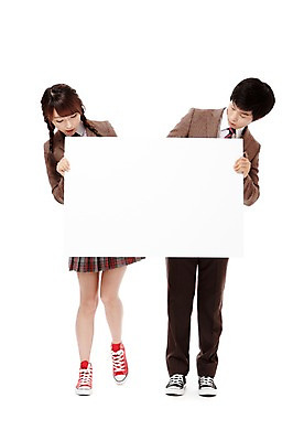 포토 JPG 스튜디오촬영 전신 학생 배너 응시 여학생 여자 남자 교복 남학생 포즈 청소년 양갈래머리 고등학생 안내 사각프레임 광고판 알림판 실내 서기 미소 웃음 들기 누끼 사람 동양인 두명 앞모습 10대 친구 한국인 알림 공지사항 십대만 소식_알림 국내포토 헤어스타일 시선 옷 뷰포인트 컨셉 관계 모션 프레임 표정 인종 내부 사각형 판 파일형식