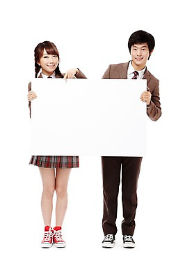 포토 JPG 스튜디오촬영 전신 학생 배너 여학생 여자 남자 교복 남학생 포즈 청소년 양갈래머리 고등학생 안내 사각프레임 광고판 알림판 실내 서기 미소 웃음 들기 누끼 사람 동양인 손짓 두명 앞모습 10대 친구 한국인 검지손가락 가리킴 알림 공지사항 십대만 소식_알림 국내포토 헤어스타일 옷 뷰포인트 컨셉 손가락 관계 모션 프레임 표정 인종 내부 사각형 판 파일형식