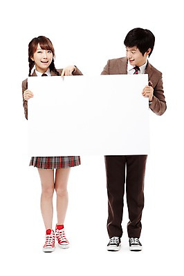 포토 JPG 스튜디오촬영 전신 학생 배너 응시 여학생 여자 남자 교복 남학생 포즈 청소년 양갈래머리 고등학생 안내 사각프레임 광고판 알림판 실내 서기 미소 웃음 들기 누끼 사람 동양인 손짓 두명 앞모습 10대 친구 한국인 검지손가락 가리킴 알림 공지사항 십대만 소식_알림 국내포토 헤어스타일 시선 옷 뷰포인트 컨셉 손가락 관계 모션 프레임 표정 인종 내부 사각형 판 파일형식
