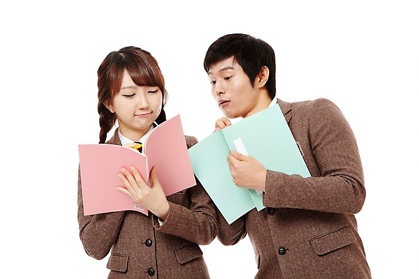 포토 JPG 스튜디오촬영 학생 응시 여학생 여자 남자 교복 남학생 포즈 청소년 양갈래머리 고등학생 실내 서기 미소 웃음 들기 누끼 사람 동양인 상반신 두명 앞모습 10대 친구 필기구 연필 공책 한국인 기록 컨닝 십대만 국내포토 헤어스타일 시선 옷 뷰포인트 관계 모션 문구용품 학용품 표정 인종 내부 파일형식