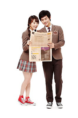 포토 JPG 스튜디오촬영 전신 학생 응시 여학생 여자 남자 교복 남학생 포즈 청소년 양갈래머리 고등학생 실내 서기 미소 웃음 들기 누끼 사람 동양인 두명 앞모습 10대 친구 한국인 신문 신문읽기 읽기 십대만 국내포토 헤어스타일 시선 옷 뷰포인트 관계 모션 표정 인종 내부 간행물 뉴스 파일형식